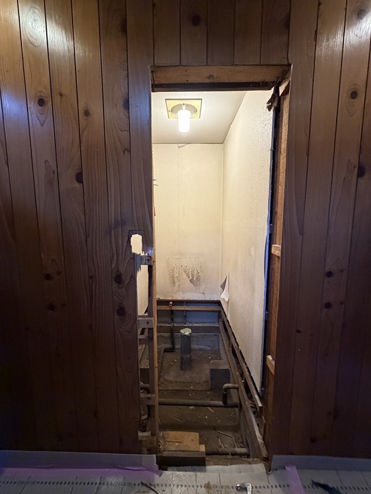 小平市リフォームワークスの西東京市施工事例：工事中のトイレ