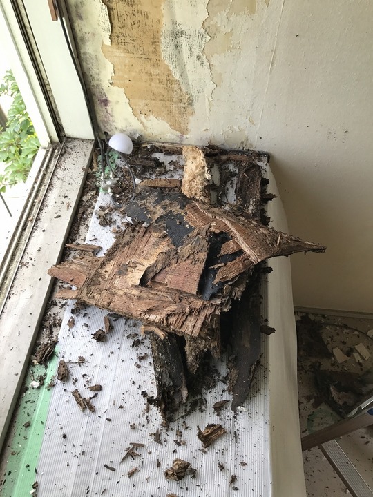 雨漏りで崩れ落ちた屋根材