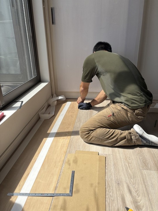 既存の床にウスイータを上貼りする職人
