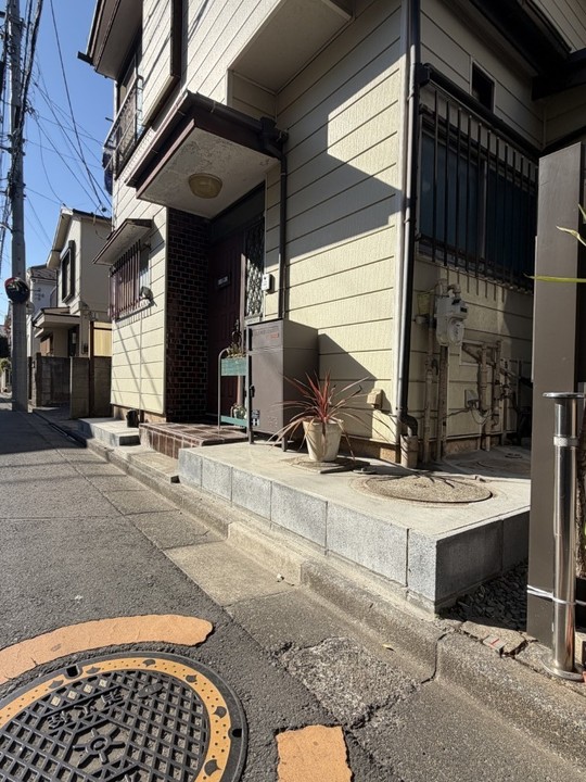 ブロック塀を撤去し、土間コンクリートで仕上げた玄関まわりの完成後の写真