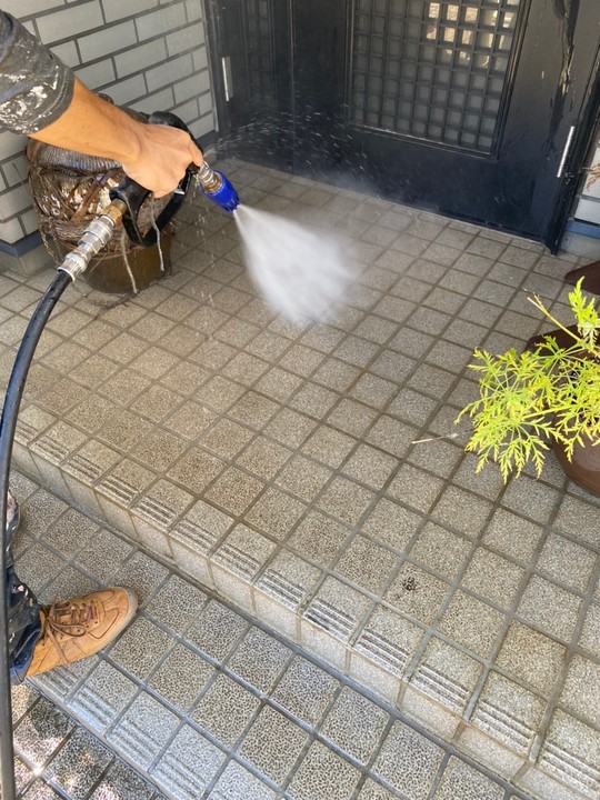 高圧洗浄作業中の玄関タイル