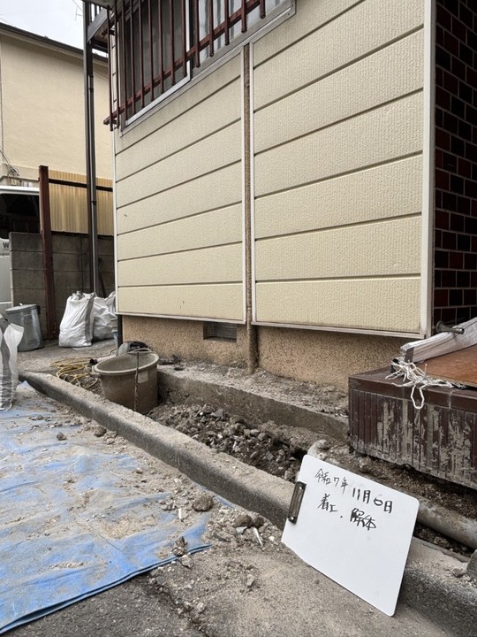 新設基礎工事に向けて土を掘削し、廃材を搬出する作業風景