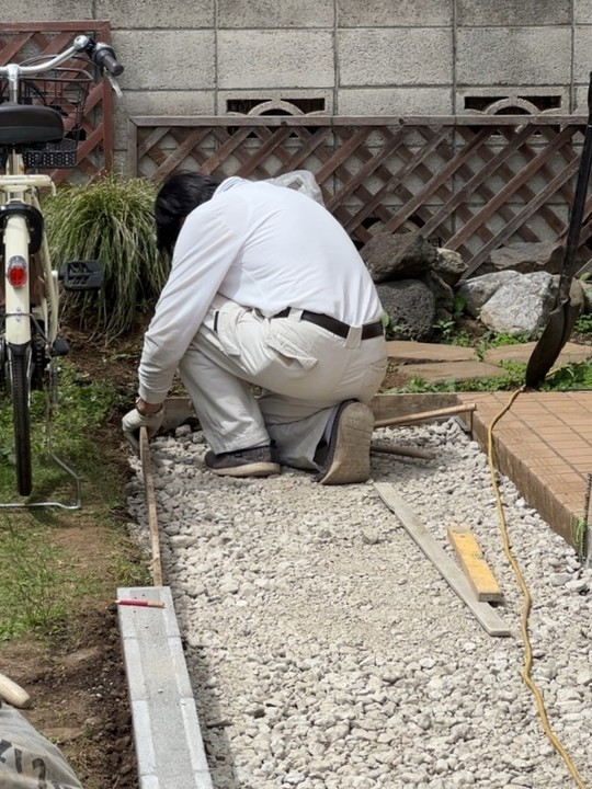 止め枠を設置する職人