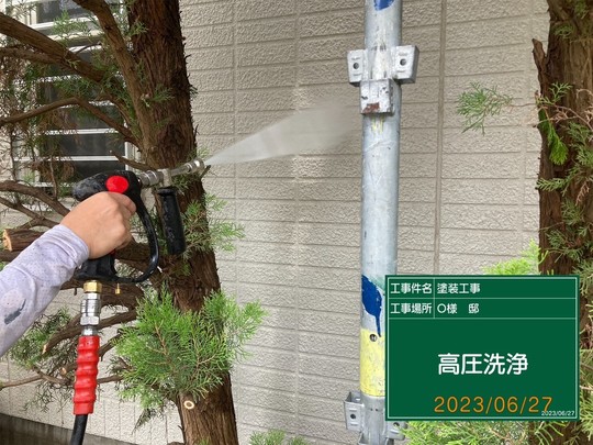 高圧洗浄中の屋根